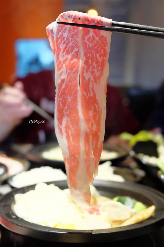 嗑肉石鍋┃台中北屯:個人覺得CP值很高的小火鍋店,昌平店鄰近東光市場,$999元雙人海陸餐新鮮有誠意 @飛天璇的口袋