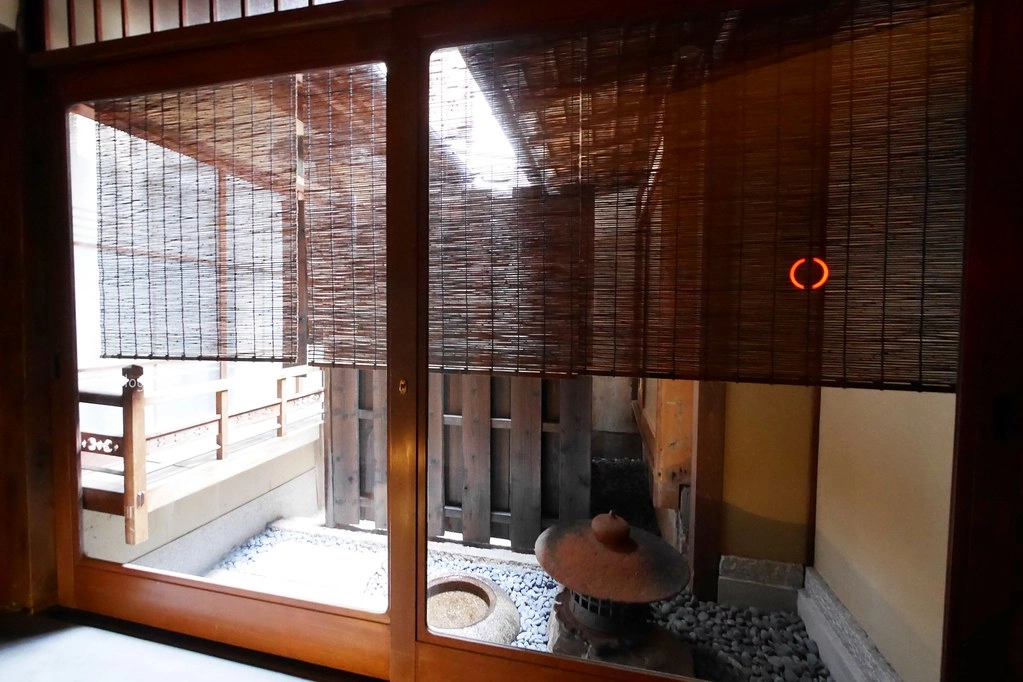 日本京都|二年坂星巴克.全球唯一有榻榻米座椅的星巴克,京都二年坂ヤサカ茶屋店 @飛天璇的口袋