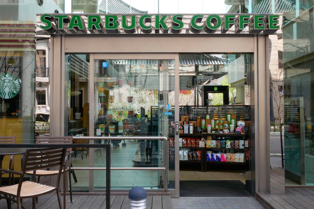 日本京都|六角堂 X 星巴克|日本Starbucks特色店,坐在落地窗前欣賞千年佛寺櫻花美景 @飛天璇的口袋