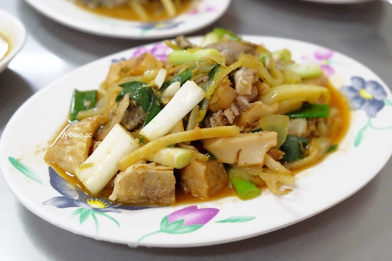 台中北屯|潮州牛肉林牛雜湯.松竹路超人氣牛肉麵店,平日中午也大排長龍 @飛天璇的口袋