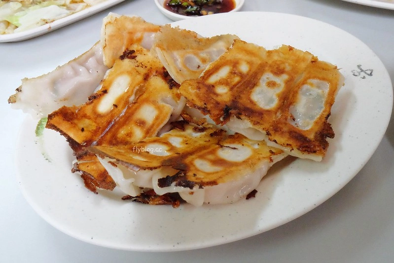 台中南區|南京水餃鍋貼專賣店.大顆飽滿水餃多種造型,鍋貼外皮酥脆香氣十足 @飛天璇的口袋