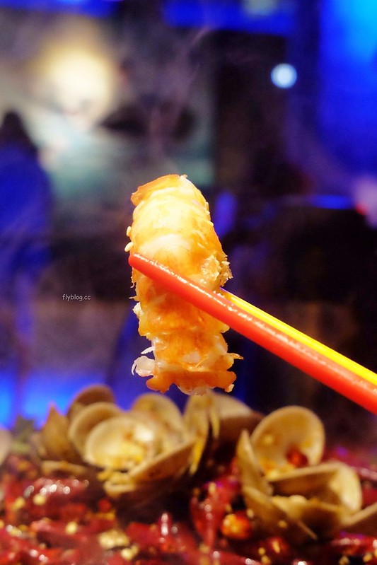 水貨炭火烤魚┃台中西區:超霸氣的澳洲小龍蝦,堆滿滿如小山的蛤蠣鍋,烤魚原來有這麼多創意吃法 @飛天璇的口袋