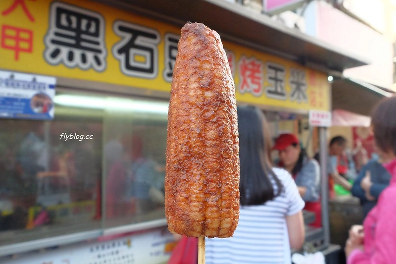 黑石頭碳烤玉米┃台中大甲:鎮瀾宮前超人氣烤玉米攤,用石頭先燜之後再烤,特殊醬料令人難忘 @飛天璇的口袋