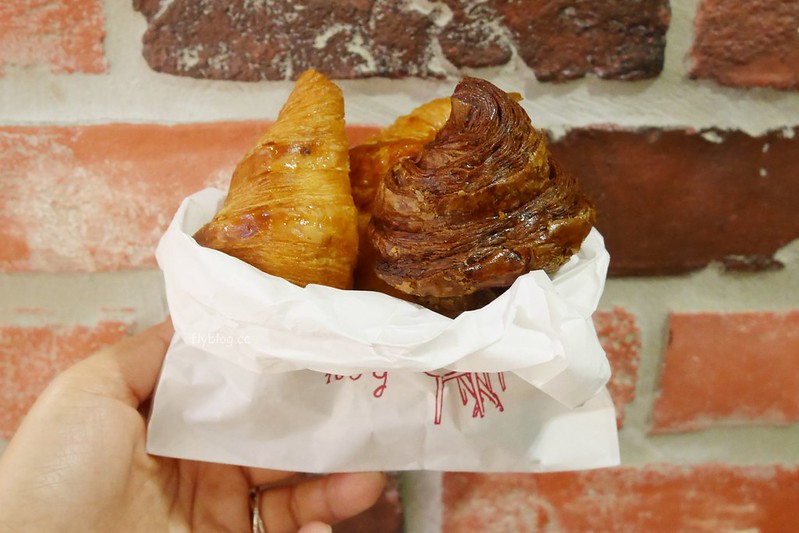 Mini One可頌專賣店|秤重賣的迷你可頌好好吃,還有紅豆麻糬麵包和窯烤起士蛋糕,新光三越下午茶小甜點 @飛天璇的口袋