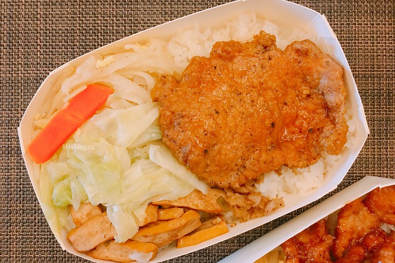 台中北區|李媽媽豬排咖哩專賣店.北平路超人氣便當店,便當乾淨又有質感 @飛天璇的口袋