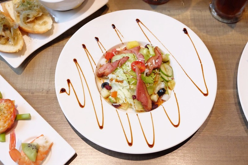 黛麗佐手義式餐廳┃台中后里:日本超夯「反應過激的貓」line貼圖期間限定,餐點表現不俗環境也很好拍,麗寶Outlet Mall美食餐廳推薦 @飛天璇的口袋