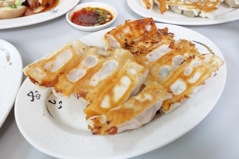 台中南區|南京水餃鍋貼專賣店.大顆飽滿水餃多種造型,鍋貼外皮酥脆香氣十足 @飛天璇的口袋