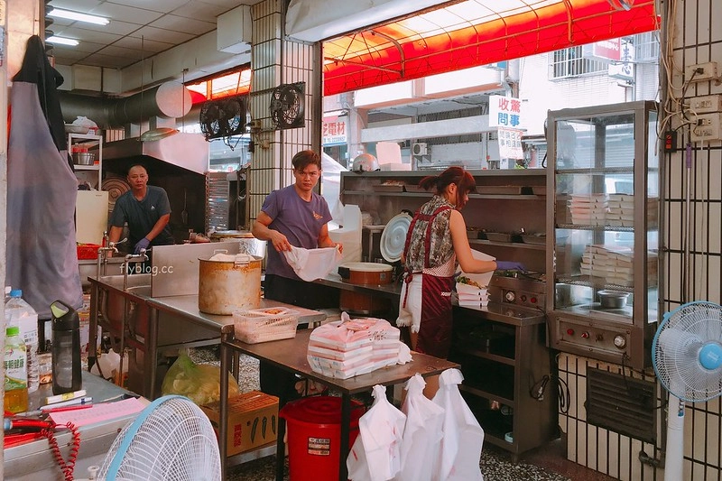 台中北屯|香港吉仕燒臘滷水.北平路超人氣燒臘便當,四寶飯和雞腿賣相好威 @飛天璇的口袋