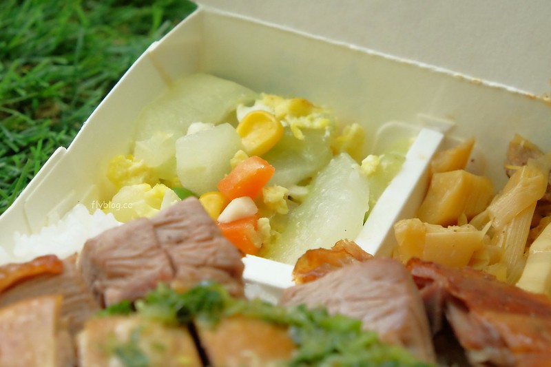 台中北屯|香港吉仕燒臘滷水.北平路超人氣燒臘便當,四寶飯和雞腿賣相好威 @飛天璇的口袋