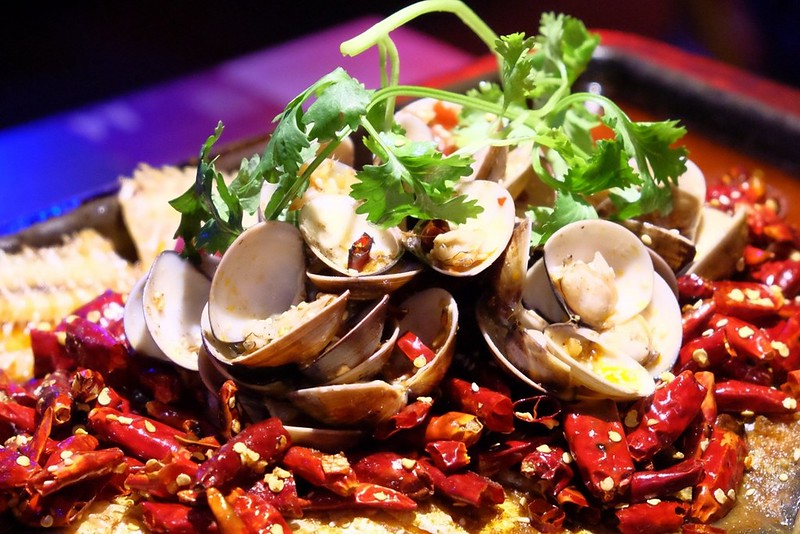 水貨炭火烤魚┃台中西區:超霸氣的澳洲小龍蝦,堆滿滿如小山的蛤蠣鍋,烤魚原來有這麼多創意吃法 @飛天璇的口袋