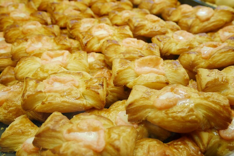 Mini One可頌專賣店|秤重賣的迷你可頌好好吃,還有紅豆麻糬麵包和窯烤起士蛋糕,新光三越下午茶小甜點 @飛天璇的口袋