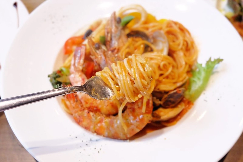 黛麗佐手義式餐廳┃台中后里:日本超夯「反應過激的貓」line貼圖期間限定,餐點表現不俗環境也很好拍,麗寶Outlet Mall美食餐廳推薦 @飛天璇的口袋