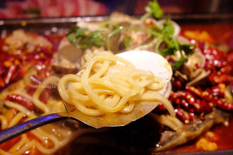 水貨炭火烤魚┃台中西區:超霸氣的澳洲小龍蝦,堆滿滿如小山的蛤蠣鍋,烤魚原來有這麼多創意吃法 @飛天璇的口袋