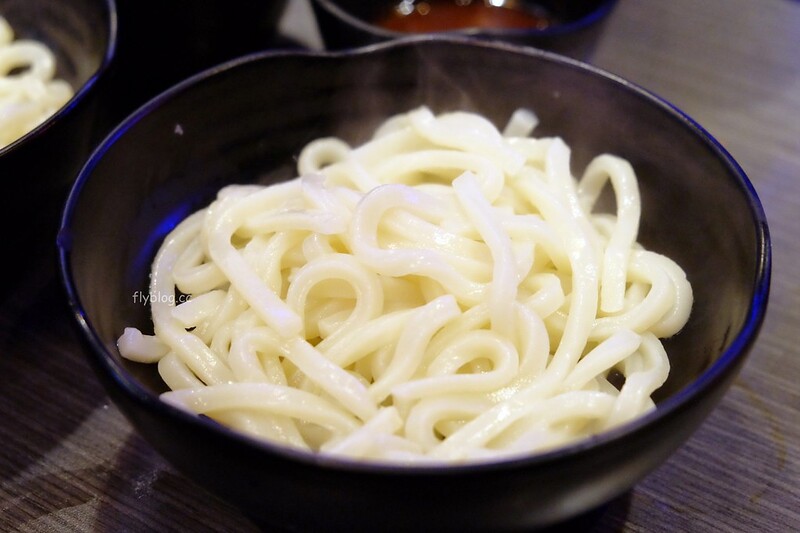 水貨炭火烤魚┃台中西區:超霸氣的澳洲小龍蝦,堆滿滿如小山的蛤蠣鍋,烤魚原來有這麼多創意吃法 @飛天璇的口袋