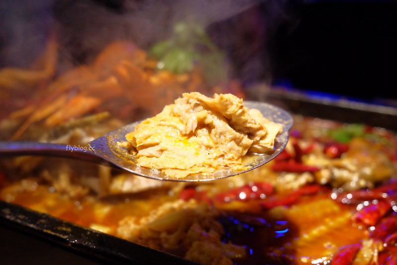 水貨炭火烤魚┃台中西區:超霸氣的澳洲小龍蝦,堆滿滿如小山的蛤蠣鍋,烤魚原來有這麼多創意吃法 @飛天璇的口袋