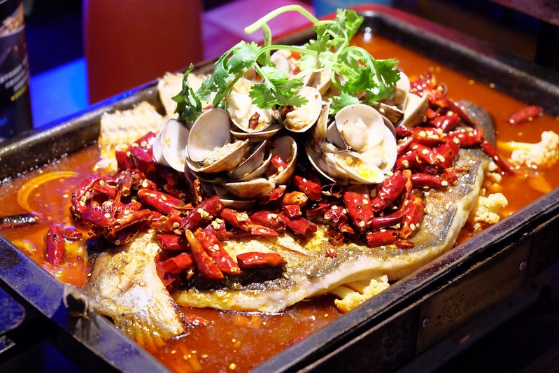 水貨炭火烤魚┃台中西區:超霸氣的澳洲小龍蝦,堆滿滿如小山的蛤蠣鍋,烤魚原來有這麼多創意吃法 @飛天璇的口袋