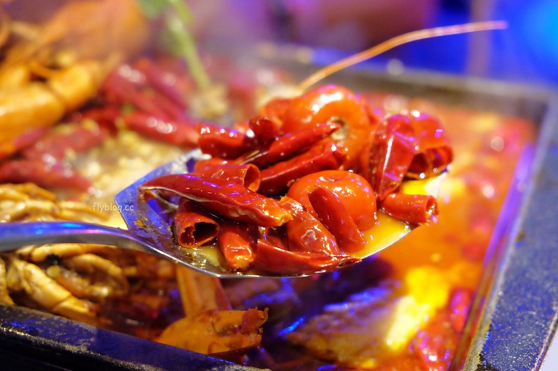 水貨炭火烤魚┃台中西區:超霸氣的澳洲小龍蝦,堆滿滿如小山的蛤蠣鍋,烤魚原來有這麼多創意吃法 @飛天璇的口袋