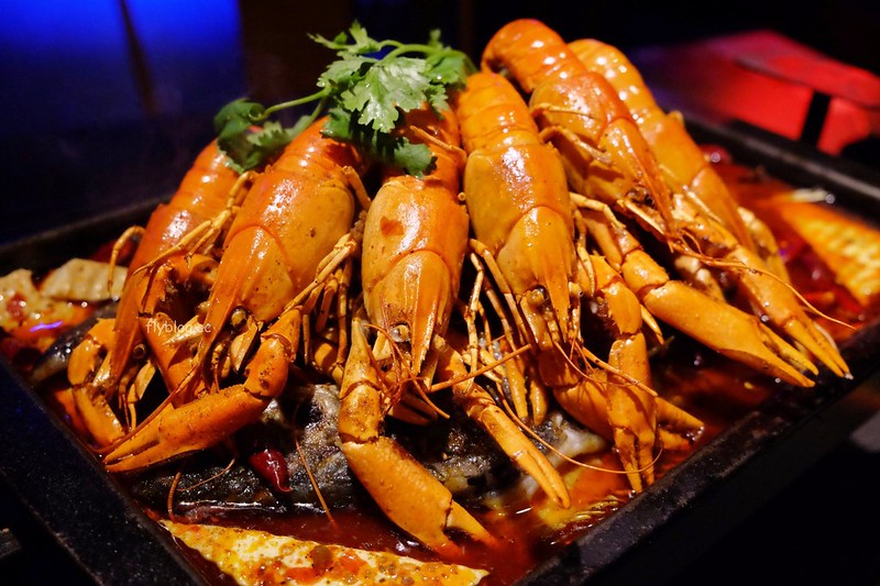 水貨炭火烤魚┃台中西區:超霸氣的澳洲小龍蝦,堆滿滿如小山的蛤蠣鍋,烤魚原來有這麼多創意吃法 @飛天璇的口袋