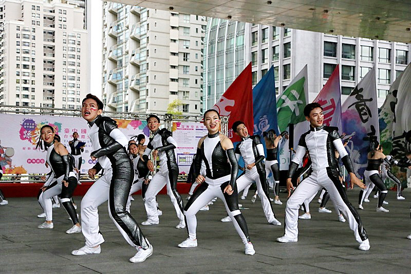 2018臺中國際踩舞祭┃台中旅遊:國際踏舞祭11/9登場,將街道化身為移動的舞台,結合藝文、活動和美食 @飛天璇的口袋