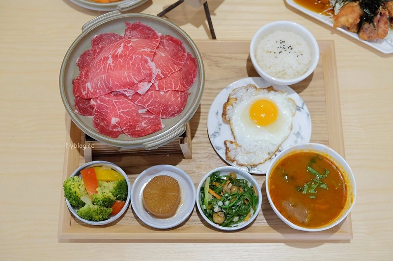 萌木之村 MOMU┃台中西屯:城市中遇見森林裡的童話之村,超可愛又好拍的複合式餐廳,中科商圈美食餐廳推薦 @飛天璇的口袋