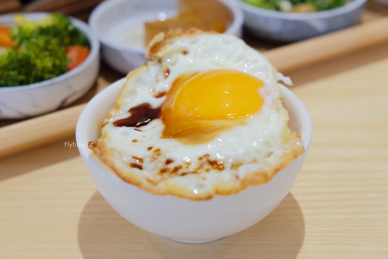 萌木之村 MOMU┃台中西屯:城市中遇見森林裡的童話之村,超可愛又好拍的複合式餐廳,中科商圈美食餐廳推薦 @飛天璇的口袋