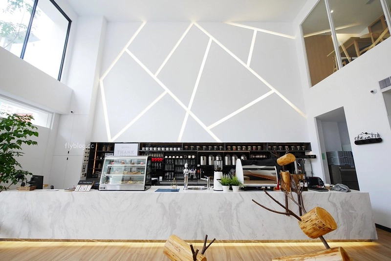 萌木之村 MOMU┃台中西屯:城市中遇見森林裡的童話之村,超可愛又好拍的複合式餐廳,中科商圈美食餐廳推薦 @飛天璇的口袋