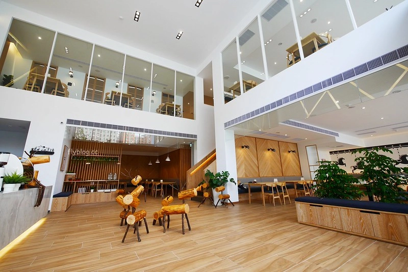 萌木之村 MOMU┃台中西屯:城市中遇見森林裡的童話之村,超可愛又好拍的複合式餐廳,中科商圈美食餐廳推薦 @飛天璇的口袋