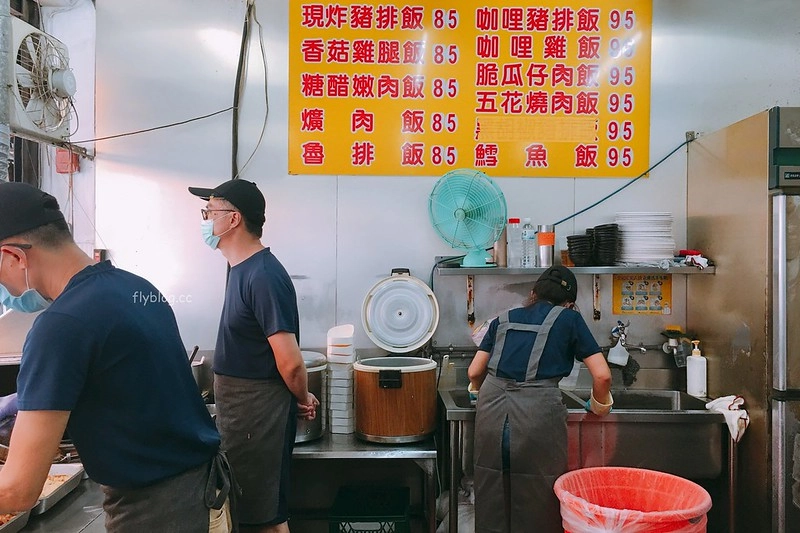 台中北區|李媽媽豬排咖哩專賣店.北平路超人氣便當店,便當乾淨又有質感 @飛天璇的口袋