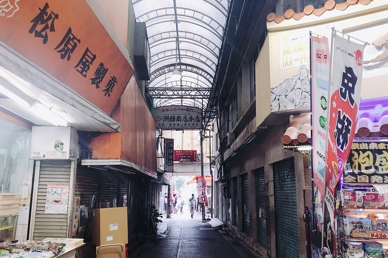 日本沖繩|珀塔瑪豬排蛋飯糰總店.牧志市場排隊美食,每間店都有限定口味 @飛天璇的口袋