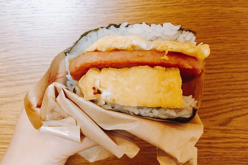 日本沖繩|珀塔瑪豬排蛋飯糰總店.牧志市場排隊美食,每間店都有限定口味 @飛天璇的口袋