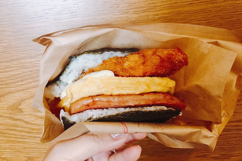 日本沖繩|珀塔瑪豬排蛋飯糰總店.牧志市場排隊美食,每間店都有限定口味 @飛天璇的口袋