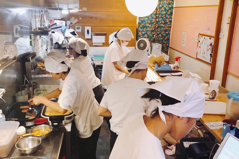 日本沖繩|珀塔瑪豬排蛋飯糰總店.牧志市場排隊美食,每間店都有限定口味 @飛天璇的口袋