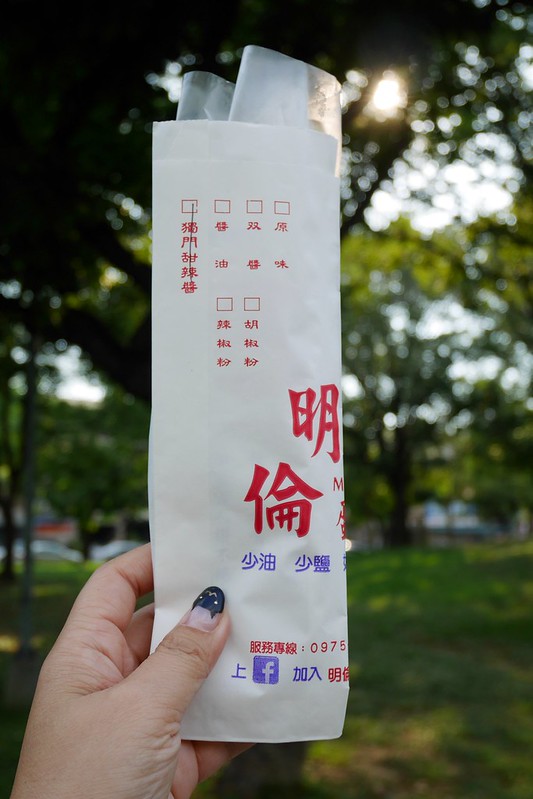 明倫蛋餅┃台中南屯:免排隊!小小一片蛋餅到底在紅什麼?逢甲超人氣排隊美食進駐公益商圈 @飛天璇的口袋