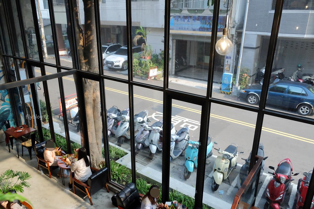 台中西區|堅果小巷,超美落地窗玻璃屋老宅建築,餐點用心好吃變化性高 @飛天璇的口袋