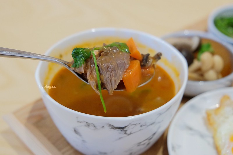 萌木之村 MOMU┃台中西屯:城市中遇見森林裡的童話之村,超可愛又好拍的複合式餐廳,中科商圈美食餐廳推薦 @飛天璇的口袋