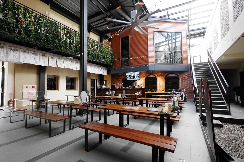 蔡氏釀酒精釀酒廠|充滿歐洲英倫風情的酒廠,用心好拍的萬聖節佈置,還有美味好吃的小酒館 @飛天璇的口袋