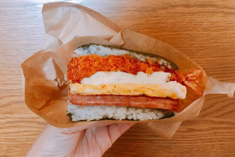 日本沖繩|珀塔瑪豬排蛋飯糰總店.牧志市場排隊美食,每間店都有限定口味 @飛天璇的口袋