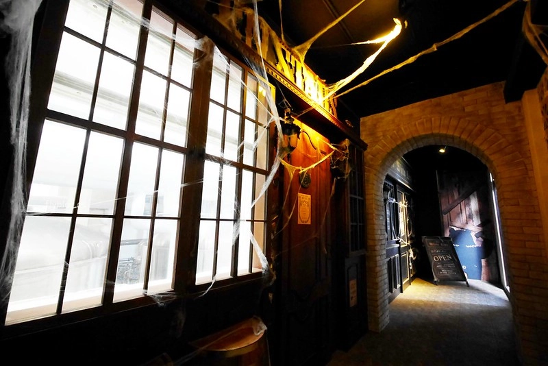 蔡氏釀酒精釀酒廠|充滿歐洲英倫風情的酒廠,用心好拍的萬聖節佈置,還有美味好吃的小酒館 @飛天璇的口袋