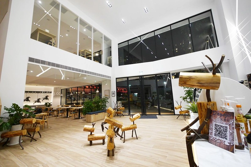 萌木之村 MOMU┃台中西屯:城市中遇見森林裡的童話之村,超可愛又好拍的複合式餐廳,中科商圈美食餐廳推薦 @飛天璇的口袋