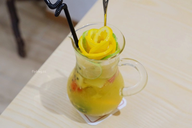 萌木之村 MOMU┃台中西屯:城市中遇見森林裡的童話之村,超可愛又好拍的複合式餐廳,中科商圈美食餐廳推薦 @飛天璇的口袋