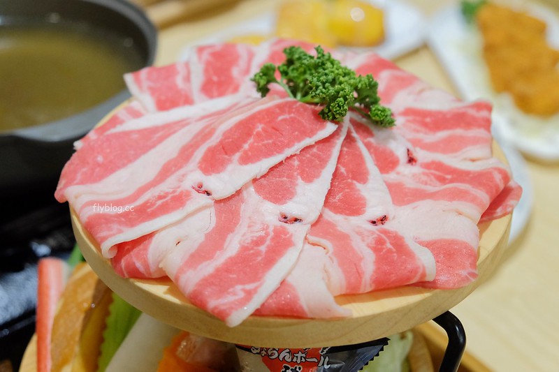 萌木之村 MOMU┃台中西屯:城市中遇見森林裡的童話之村,超可愛又好拍的複合式餐廳,中科商圈美食餐廳推薦 @飛天璇的口袋