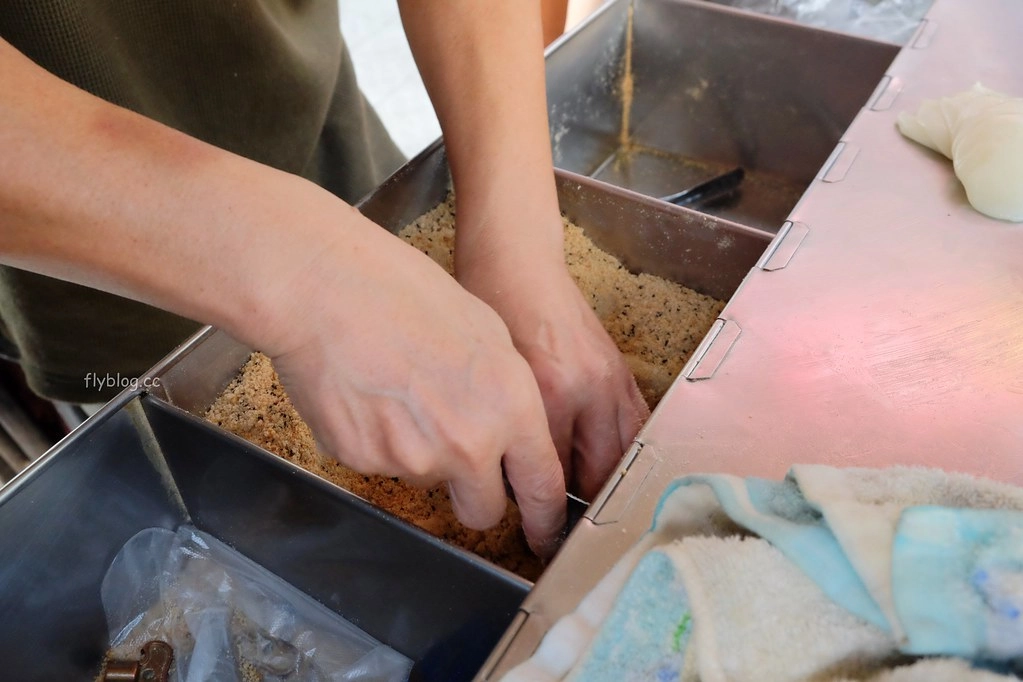 南投草屯|草屯西螺祖傳麻糬.草屯街上也有好吃的西螺麻糬,軟Q好吃濃濃的古早味 @飛天璇的口袋