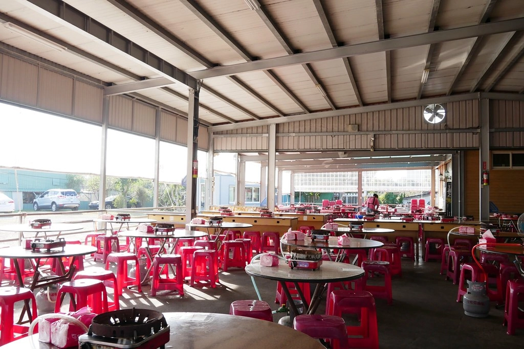 清泉崗羊肉爐|社團網友大力推薦的精誠羊肉爐,好像在吃露天流水席的氛圍 @飛天璇的口袋