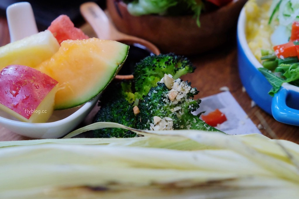 台中西區|堅果小巷,超美落地窗玻璃屋老宅建築,餐點用心好吃變化性高 @飛天璇的口袋