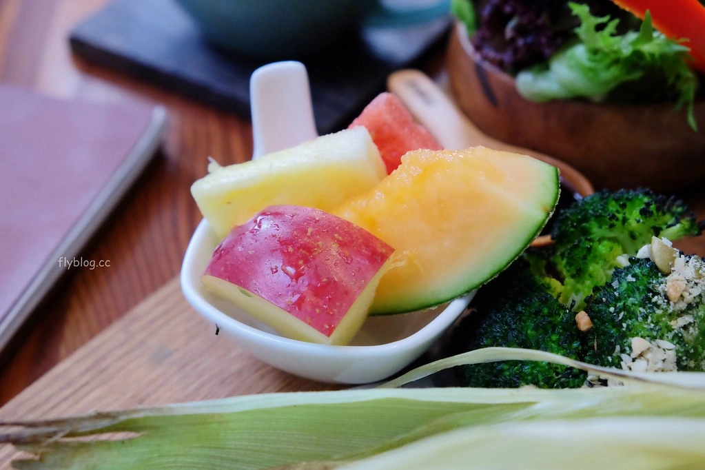 台中西區|堅果小巷,超美落地窗玻璃屋老宅建築,餐點用心好吃變化性高 @飛天璇的口袋