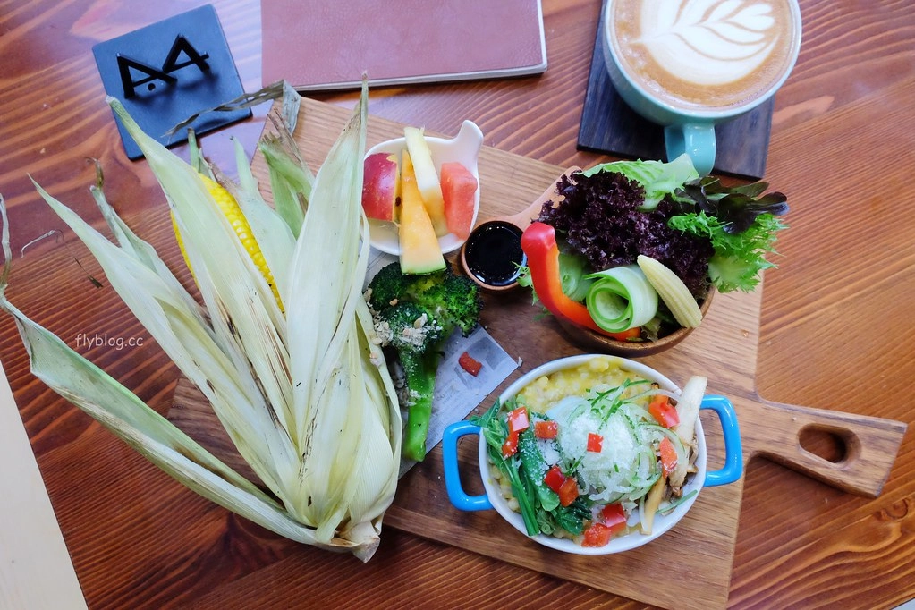 台中西區|堅果小巷,超美落地窗玻璃屋老宅建築,餐點用心好吃變化性高 @飛天璇的口袋