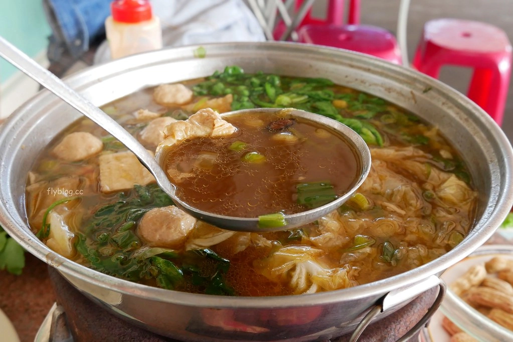 清泉崗羊肉爐|社團網友大力推薦的精誠羊肉爐,好像在吃露天流水席的氛圍 @飛天璇的口袋