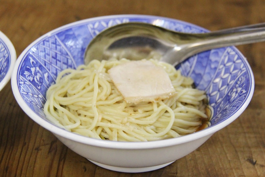 南投埔里|胡國雄古早麵,觀光客必朝聖的埔里美食,簡樸的古早味銅板小吃 @飛天璇的口袋