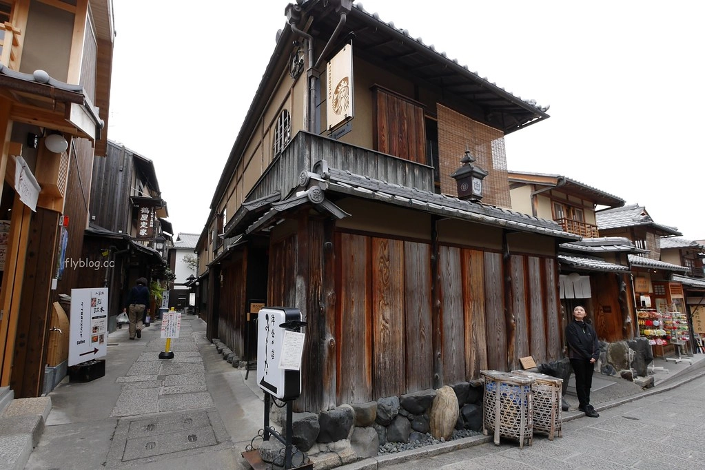 日本京都|二年坂星巴克.全球唯一有榻榻米座椅的星巴克,京都二年坂ヤサカ茶屋店 @飛天璇的口袋