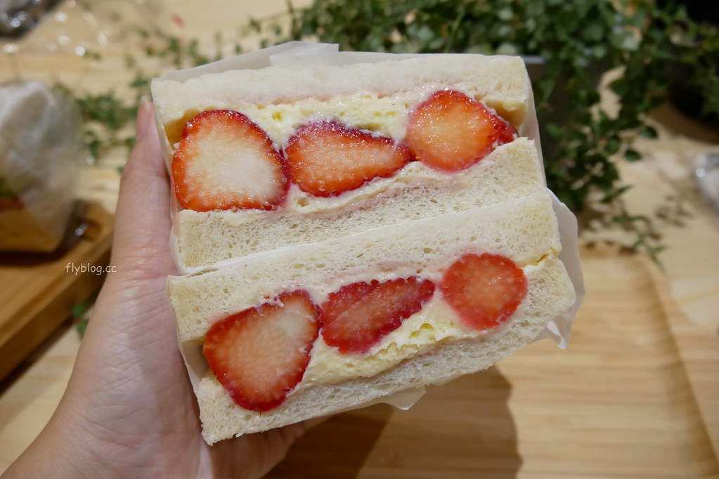 橫山銘製三明治專賣店┃台中西屯:草莓控會失心瘋的爆餡三明治,還有季節水果和巧士達芋泥 @飛天璇的口袋